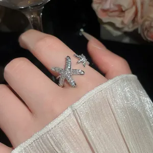 Anello aperto a forma di stella marina con zirconi luccicanti finitura argento
