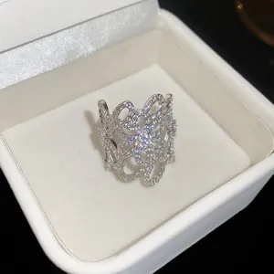 Primo piano dettagliato di anello aperto a fiore con zirconi cubici scintillanti