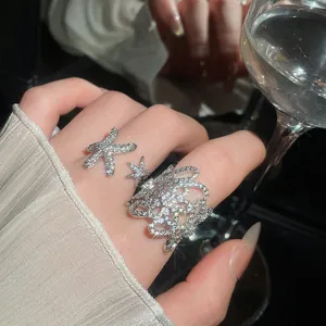 Primo piano di un anello aperto a fiore in zirconia di lusso francese con dettagli lucidi