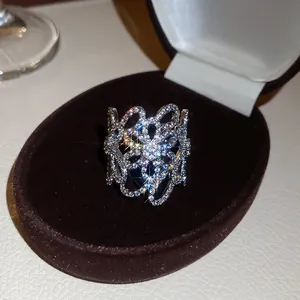 Anello aperto a fiore traforato con zirconi brillanti, stile raffinato francese dettaglio