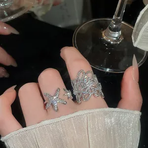 Primo piano di eleganti anelli in zircone con motivi floreali traforati e stelle marine