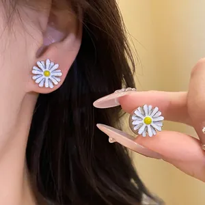 Orecchini a Bottone Margherita in Lega Con Perla Artificiale e Perno in Argento Gocciolamento d'Olio Gioielli Moda Donna