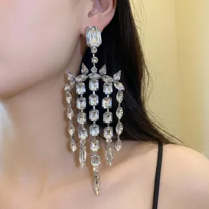 Eleganti orecchini a chandelier in argento con strass quadrati e nappine di strass.