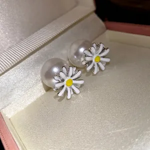Eleganti orecchini a lobo a margherita e perle con smalto bianco e centro giallo
