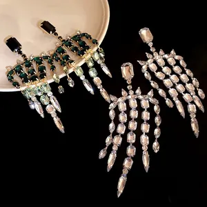 Eleganti orecchini pendenti con nappe in cristallo smeraldo e trasparente e ago in argento