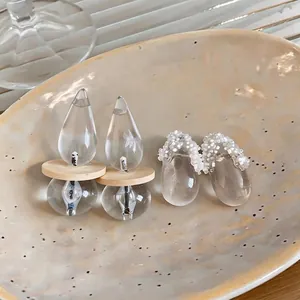 Orecchini a goccia in resina minimalista moderna con legno naturale e accenti di perline