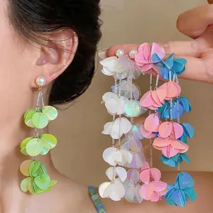 Eleganti orecchini a nappa in stile coreano con paillettes iridescenti e perle.