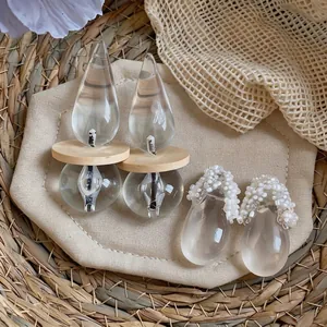 Orecchini a goccia minimalisti in resina trasparente con dettagli in legno e perline