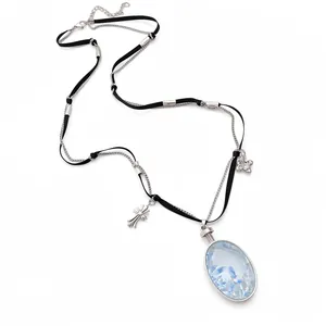 Elegante collana a nastro multistrato con grande ciondolo in pietra blu e charms