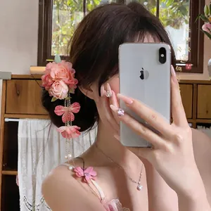 Elegante fermaglio per capelli in tessuto con fiori e perle in vista selfie