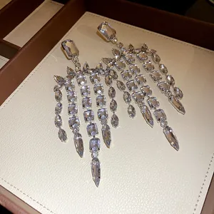 Dettaglio di eleganti orecchini a lampadario con nappe di cristallo in una scatola di lusso