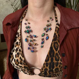Collar bohemio de varias capas con cuentas irregulares iridiscentes estilo vacaciones