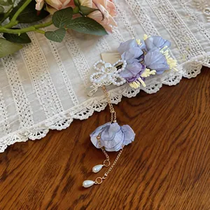 Fermaglio per capelli con fiori di stoffa viola, pendente di perle e catena dorata