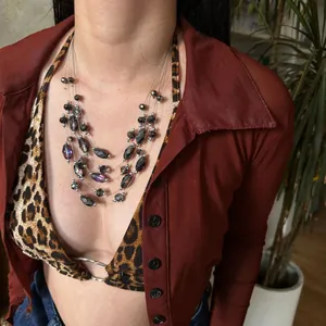 Vista detallada del collar bohemio de varias capas con cuentas facetadas en gris oscuro