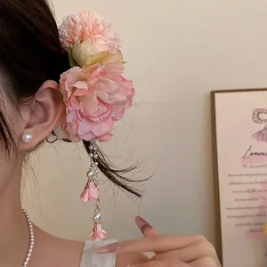 Fermaglio per capelli con fiori di stoffa rosa e nappa di perle per vacanze al mare.