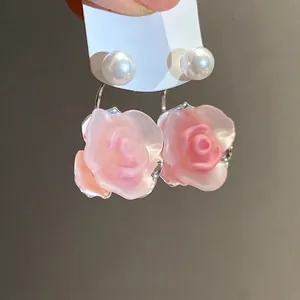 Elegante Ohrstecker mit rosa Rosenblättern und weißen Perlen für einen süßen Mori-Look