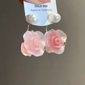 Detailansicht der rosa Rosenblüten- und Perlenohrringe im süßen Frühlingsstil