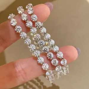 Dettaglio di un braccialetto tennis con zirconi scintillanti e montatura a griffe argento