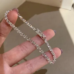 Dettaglio di un braccialetto di moda con zirconi cubici taglio marquise scintillanti su una mano
