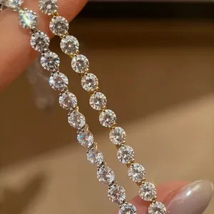 Dettaglio di bracciale tennis con zirconi a taglio tondo estremamente brillante