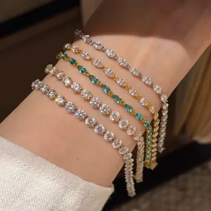 Primo piano di lussuosi bracciali tennis in zirconia cubica impilati sul polso femminile