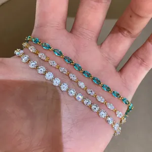 Primo piano di braccialetti in zircone scintillante con pietre marquise e tonde in oro