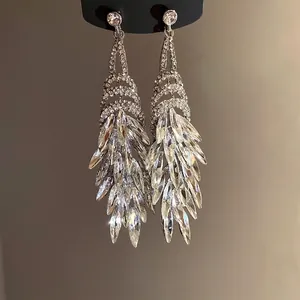 Elegante Ohrhänger mit funkelnden Strasssteinen im prunkvollen Hofstil aus Silber