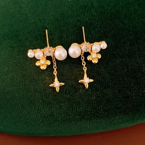 Eleganti orecchini a perno placcati oro 18 carati con perle, zirconi e nappe a stella
