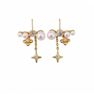 Eleganti orecchini placcati in oro con zirconi, perle e dettaglio nappina a forma di stella