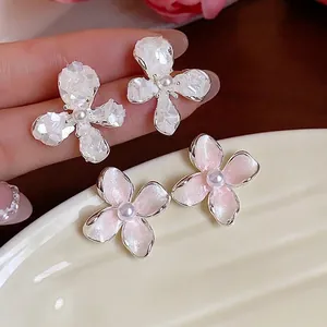 Orecchini a fiore con perle, smalto rosa e trama di conchiglia elegante.