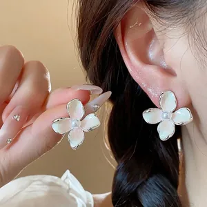 Eleganti orecchini a lobo a forma di fiore bianco con perle e perni in argento sterling