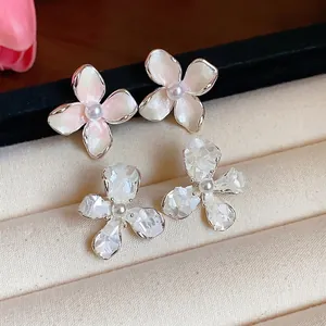 Eleganti orecchini a lobo con fiori e perle e finitura in smalto nel vassoio