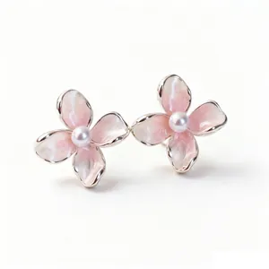 Eleganti orecchini a lobo a fiore con perla e smalto rosa e perno in argento per donna