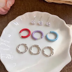 Set di orecchini in argento con cerchi smaltati e perni in zircone su piatto a conchiglia