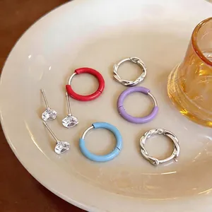 Orecchini a cerchio in smalto stile dopamina e perni geometrici in zirconia set