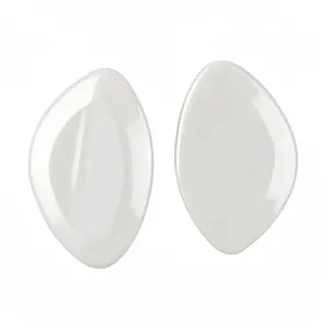 Boucles d'oreilles élégantes en résine géométrique blanche au design asymétrique