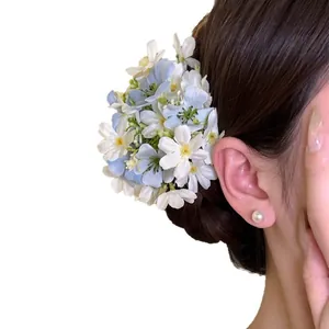 Floral hair clip with blue and white flowers for a elegant vacation look