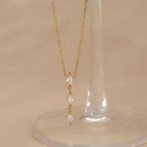 Collar de acero inoxidable chapado en oro con tres circonitas marquesa