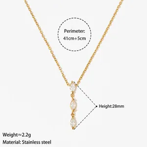 Elegante collar de acero inoxidable dorado con tres colgantes de circonita marquesa