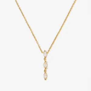 Collar de acero inoxidable chapado en oro con tres colgantes de circonita marquesa
