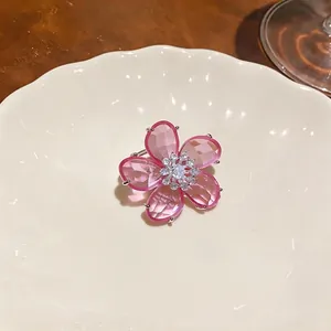 Süßer rosa Kristall-Blumenohrclip mit Zirkon-Zentrum für Ohren ohne Löcher