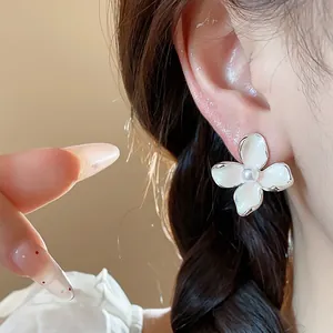 Elegante orecchino a perno a forma di fiore bianco con perla centrale per gioielli di nicchia.