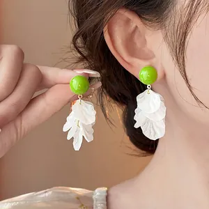 Orecchini Pendenti a Nappina in Acrilico e Conchiglia Fatti a Mano per Donna Petali Bianco Verde con Perno in Argento Gioielli