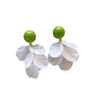 Orecchini a fiore in acrilico con perle verdi e petali bianchi a strati dallo stile fresco