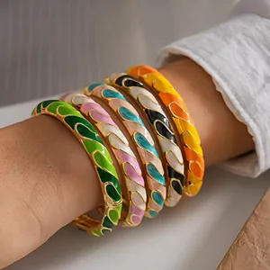 Primer plano detallado de pulseras de esmalte de colores con patrón de ondas en la muñeca