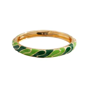 Brazalete esmaltado con ondas verdes, acabado dorado y cierre de seguridad