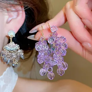Élégantes boucles d'oreilles grappe violette avec zircon et design unique en éventail