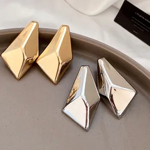 Geometrische facettierte Metallohrstecker in Gold und Silber