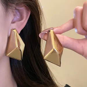 Minimalistische unregelmäßige geometrische Ohrstecker mit Goldfinish