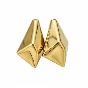 Minimalistische goldene unregelmäßige geometrische Ohrstecker mit Hochglanz-Finish.